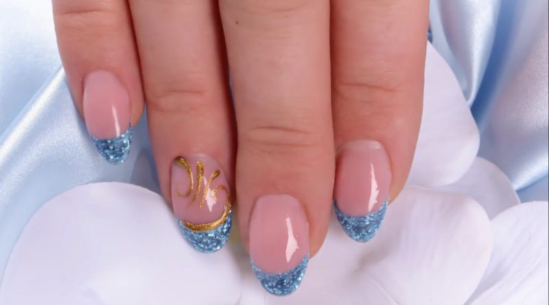 Tipes köröm csillámos francia véggel és színes díszítéssel