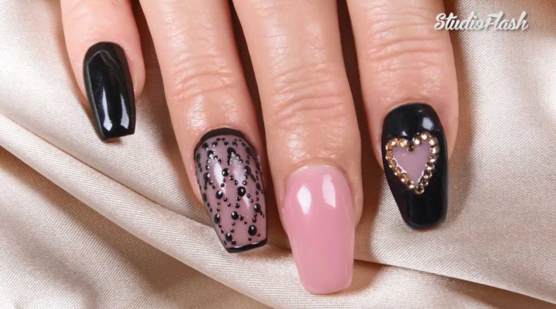 Balerina műköröm fekete csipkés díszítéssel